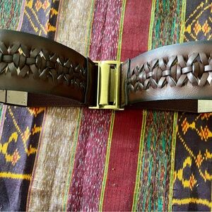 Stretch cinch belt. Like new. Brass hardware. Small